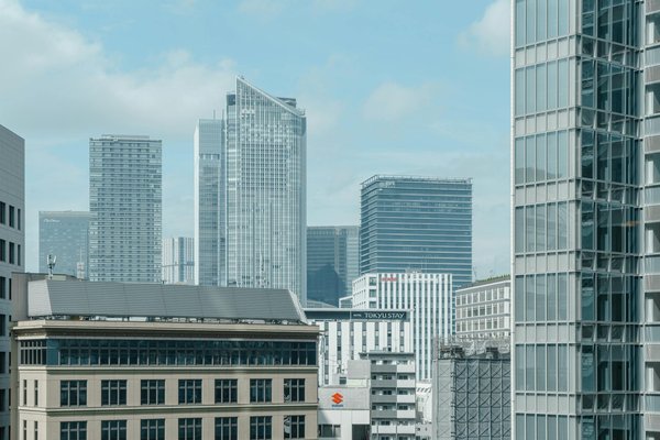 Comment inclure une mini piscine à coque dans un aménagement paysager déjà en place ?