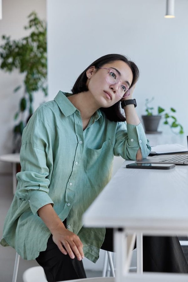 Une plongée dans l'hypermodernité : Comment la technologie influence notre style vestimentaire