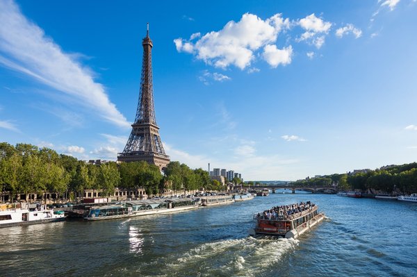 Visitez de nouveaux endroits grâce aux bateaux parisiens.