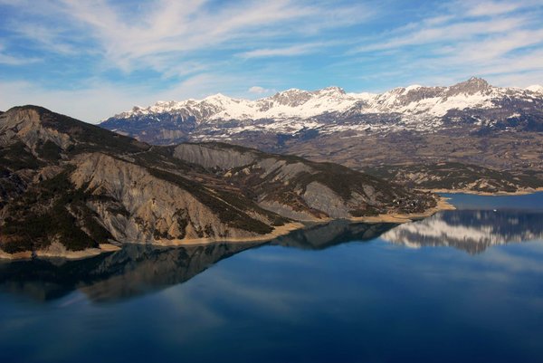 Quels sont les avantages de l'agriculture sous serre solaire pour la production hivernale en climat froid ?